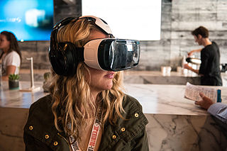 Woman_Using_a_Samsung_VR_Headset_at_SXSW_2015_(2015-03-15_14.10.24_by_Nan_Palmero)